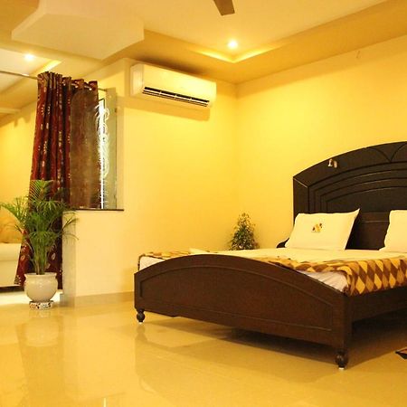 Hotel Sri Grands Rājahmundry Esterno foto