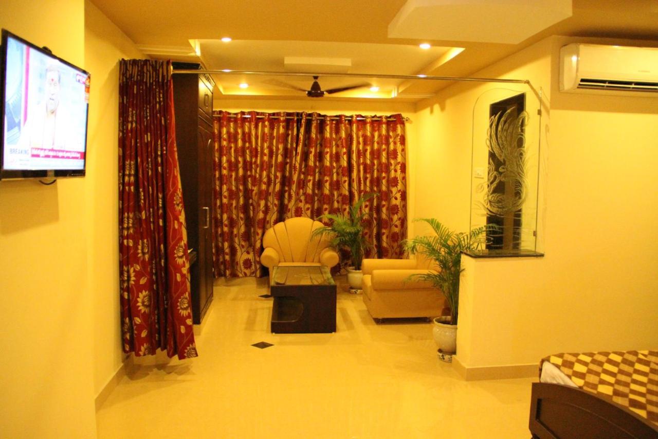 Hotel Sri Grands Rājahmundry Esterno foto