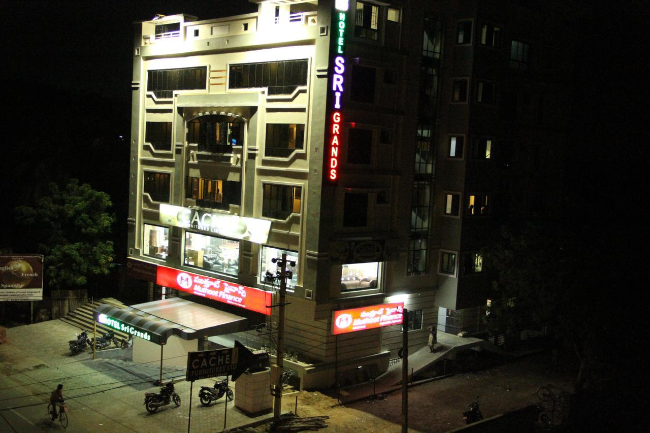 Hotel Sri Grands Rājahmundry Esterno foto